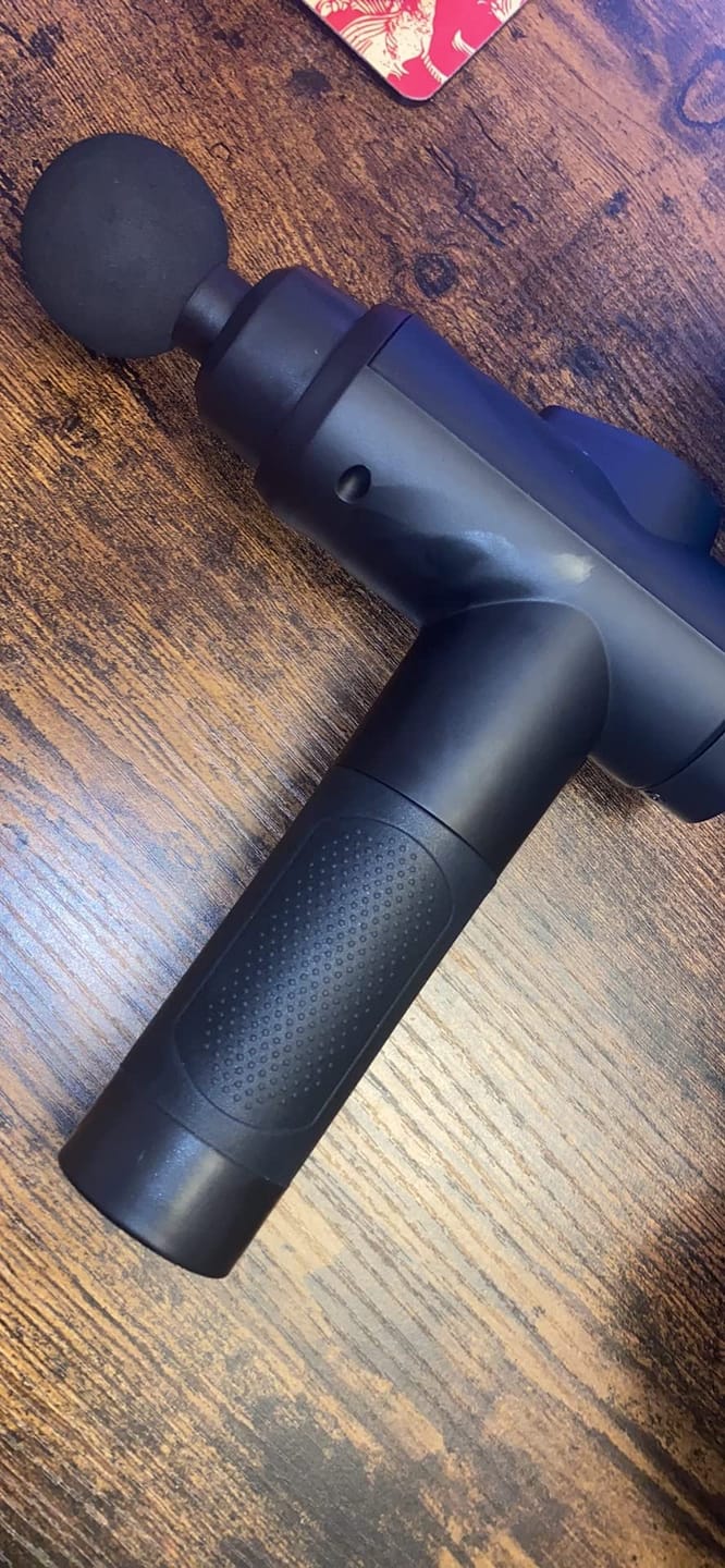 Customer photo review of Massagepistole mit 30 Geschwindigkeiten / Massage Gun für tiefe Muskelmassage mit bis zu 3600 Impulsen/min / 10 Aufsätze für Nacken, Rücken & Körper / Mit LCD-Touchscreen