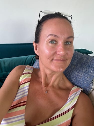 Reviewer shows her glowing, healthy skin after using the SEA BUCKTHORN SERUM.