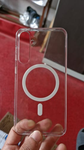 Reviewer holding the transparent Anti Yellow Magsafe Clear Case, showing the white magnetic ring.
