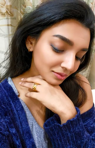 Customer photo review of Gold Hearts Band Ring