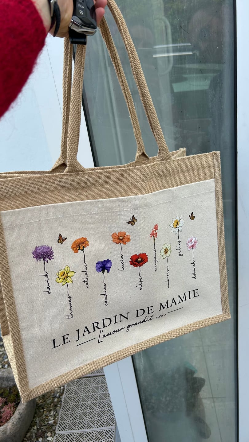 Customer photo review of L'amour grandit ici - Sac personnalisé avec fleurs et prénoms pour maman