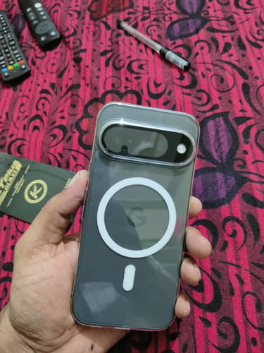 Reviewer holding their Google Pixel phone in the clear Anti Yellow Magsafe Case, showing the white magnetic ring.