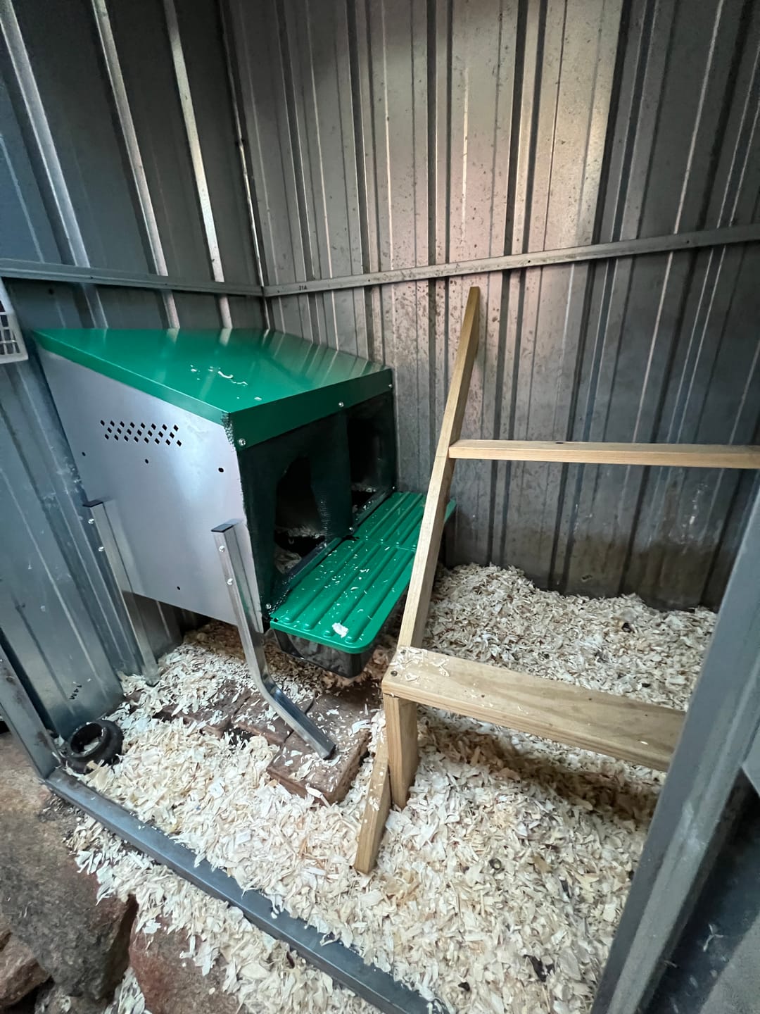 Customer photo review of Pets Gear Metal Chicken Laying Nest Box Roll Away Green