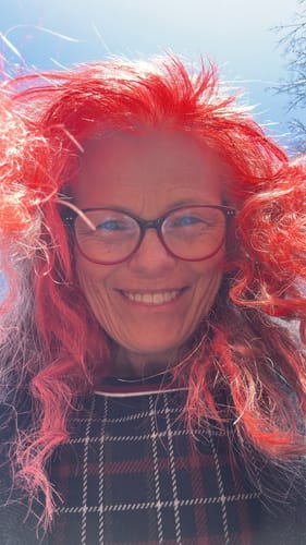 Kundin mit leuchtendem, voluminösem Haar nach der Anwendung der Ylang-Ylang-Glow Haarseife.