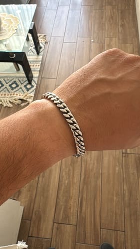 Cliente luciendo la Pulsera Cuban de 8mm en su muñeca.