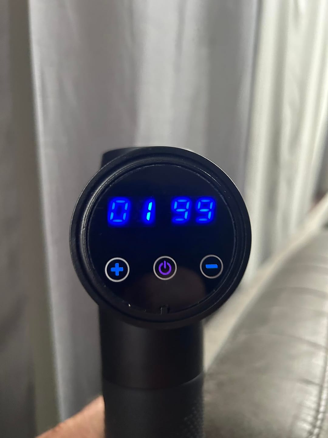 Customer photo review of Massagepistole mit 30 Geschwindigkeiten / Massage Gun für tiefe Muskelmassage mit bis zu 3600 Impulsen/min / 10 Aufsätze für Nacken, Rücken & Körper / Mit LCD-Touchscreen