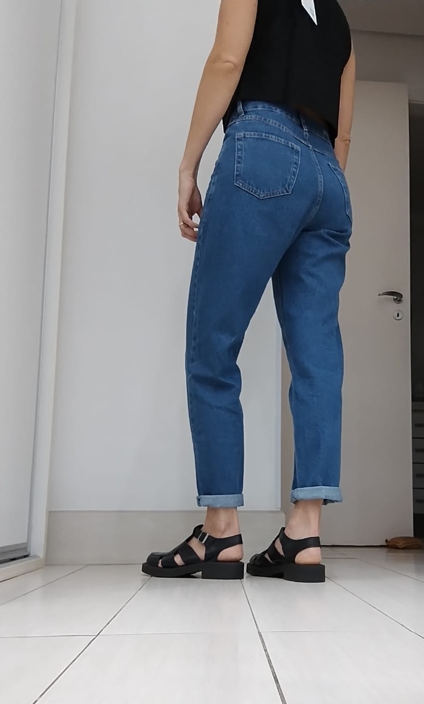 Customer photo review of Calça Jeans Mom Jequitibá Azul Médio