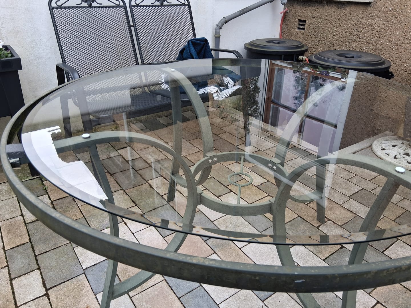 Customer photo review of Glasplatte Tisch Sicherheitsglas für Esstisch, Gartentisch, Weinfass - Rund
