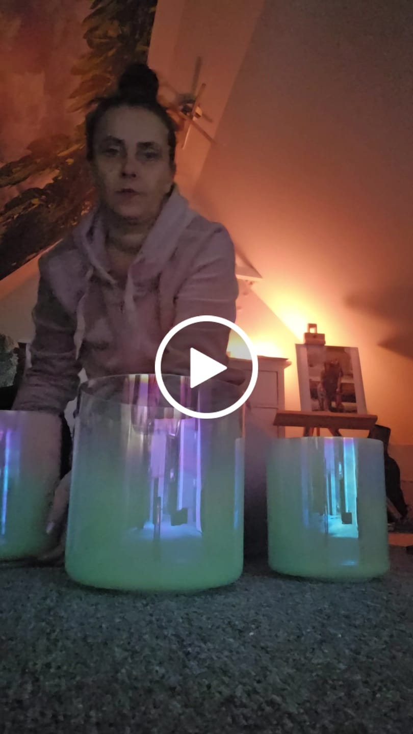 Customer video review of "The Queen" Klangschalen Set 432 Hz | AkashaBowls®