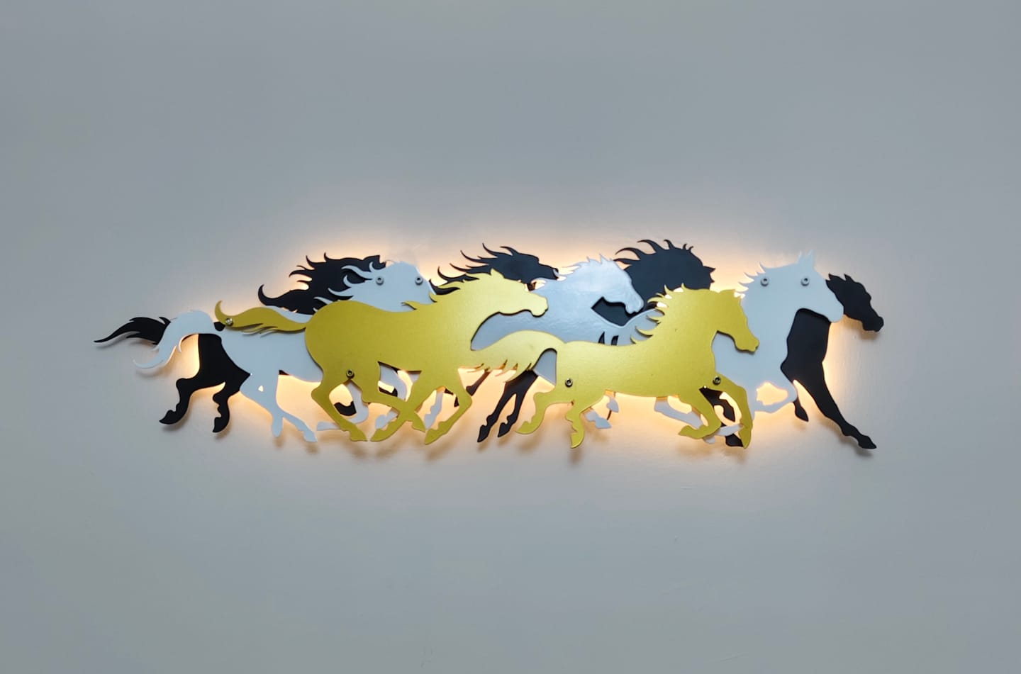 Customer photo review of 3D At Sürüsü Şeklinde LED Işıklı Dekoratif Metal Duvar Tablosu - Metal Dekor