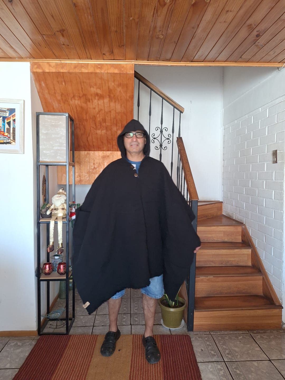 Customer photo review of PONCHO PREMIUM DE LANA NEGRO