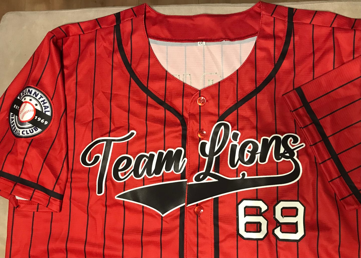 Customer photo review of Benutzerdefiniertes Professionelles Rot Schwarz Baseballtrikot