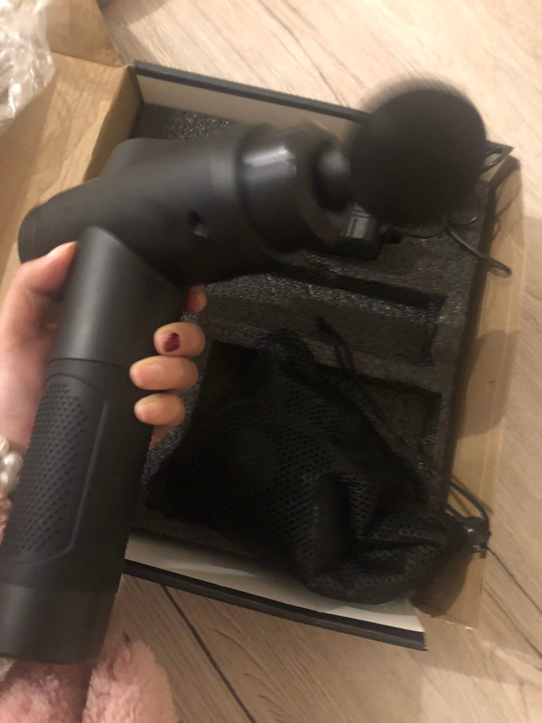 Customer photo review of Massagepistole mit 30 Geschwindigkeiten / Massage Gun für tiefe Muskelmassage mit bis zu 3600 Impulsen/min / 10 Aufsätze für Nacken, Rücken & Körper / Mit LCD-Touchscreen