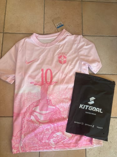 Customer photo review of Brésil – Maillot Concept 25/26 – Blanc & Rose