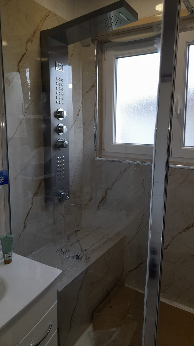 Customer photo review of Panneau Mural PVC Effet Marbre Beige – Imperméable Salle De Bain et Douche