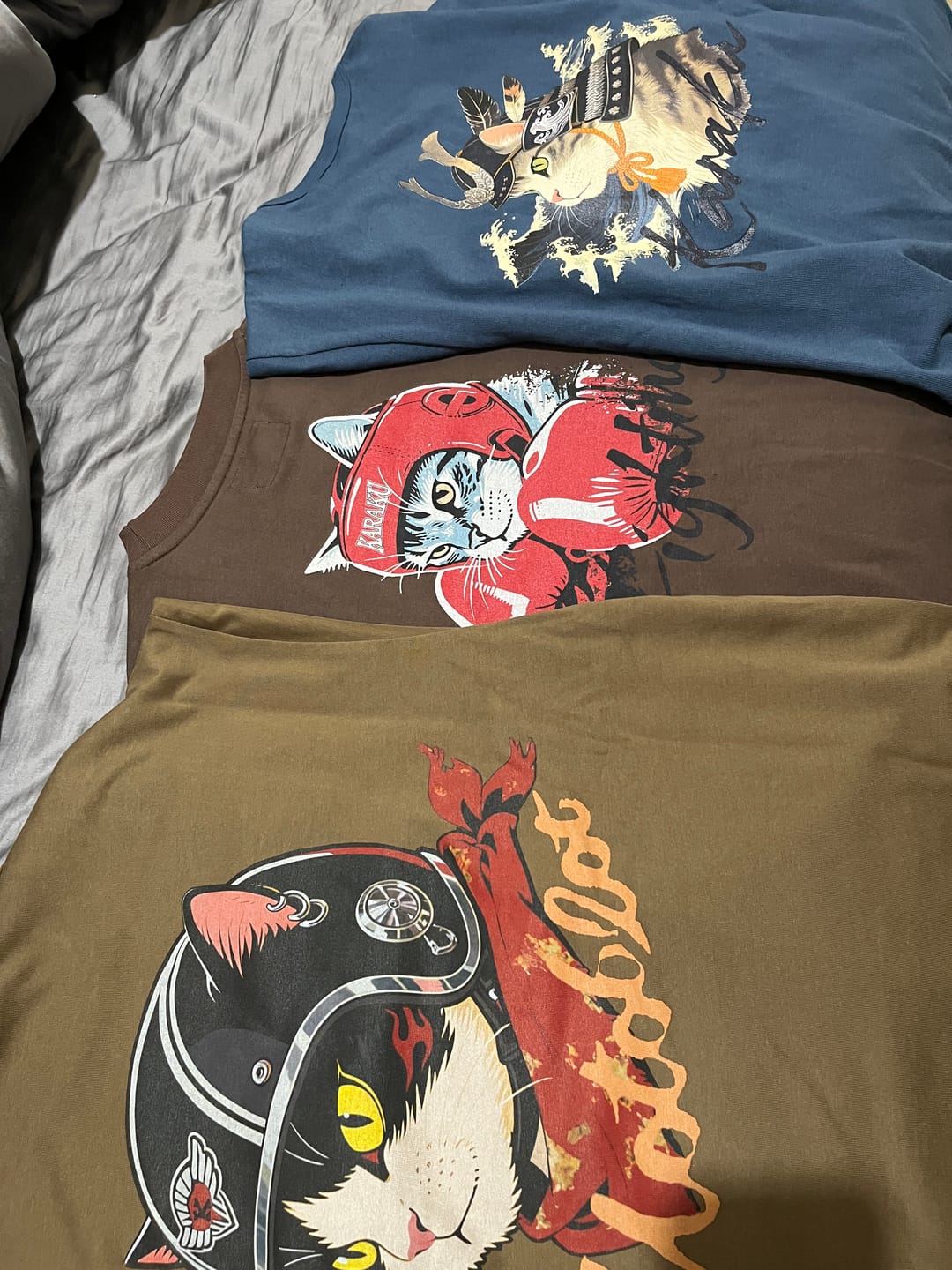 Customer photo review of 「ヘルメットを被った猫」プリント＆KaraKuロゴ刺繡コットンTee