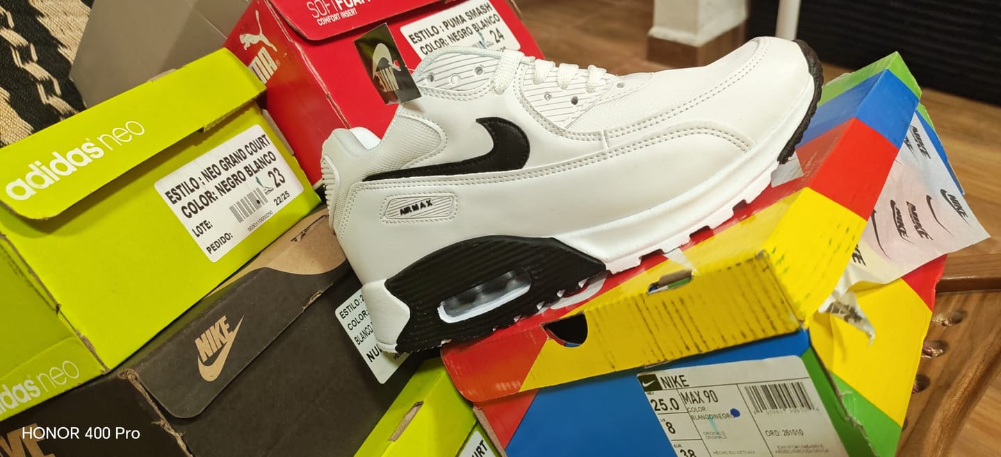 Customer photo review of Tenis Max 90 Blanco Negro