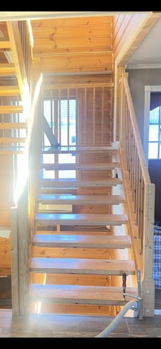 Kundens furutrapp før den ble renovert med Walnut Deep kontaktplast.
