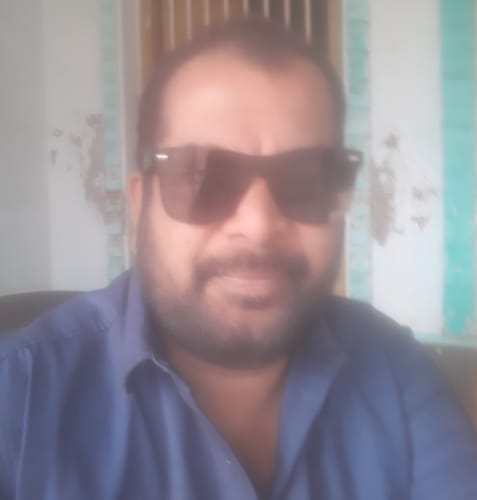 Close-up of a customer wearing the Co-Pilot Black & Silver Wayfarer Sunglasses.