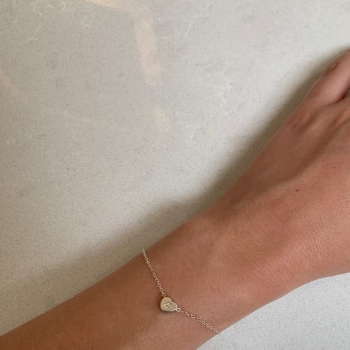 Customer photo review of Pulsera personalizada con inicial y corazón