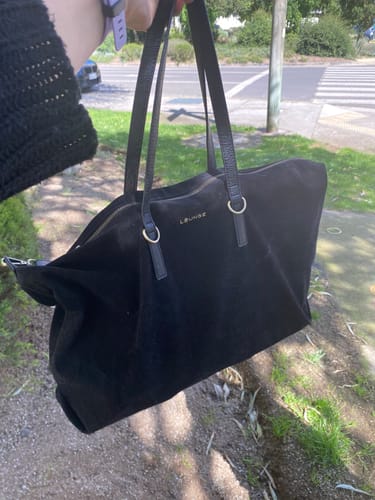 Reseña con foto de un cliente sobre Cartera Tote Efecto Gamuza