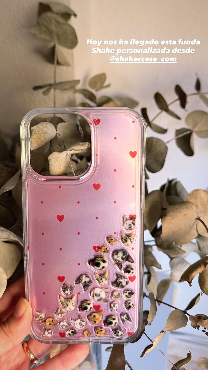 Customer photo review of Shaker Case™ 💧 with Custom Charms