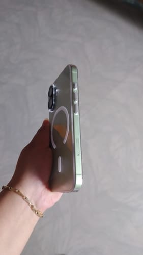 Reviewer holding a green iPhone, showing the side profile with the Anti Yellow Magsafe Clear Case fitted.