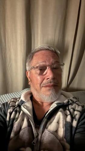 Client montrant sa barbe grise et plus fournie après avoir utilisé le Sérum Thorin.