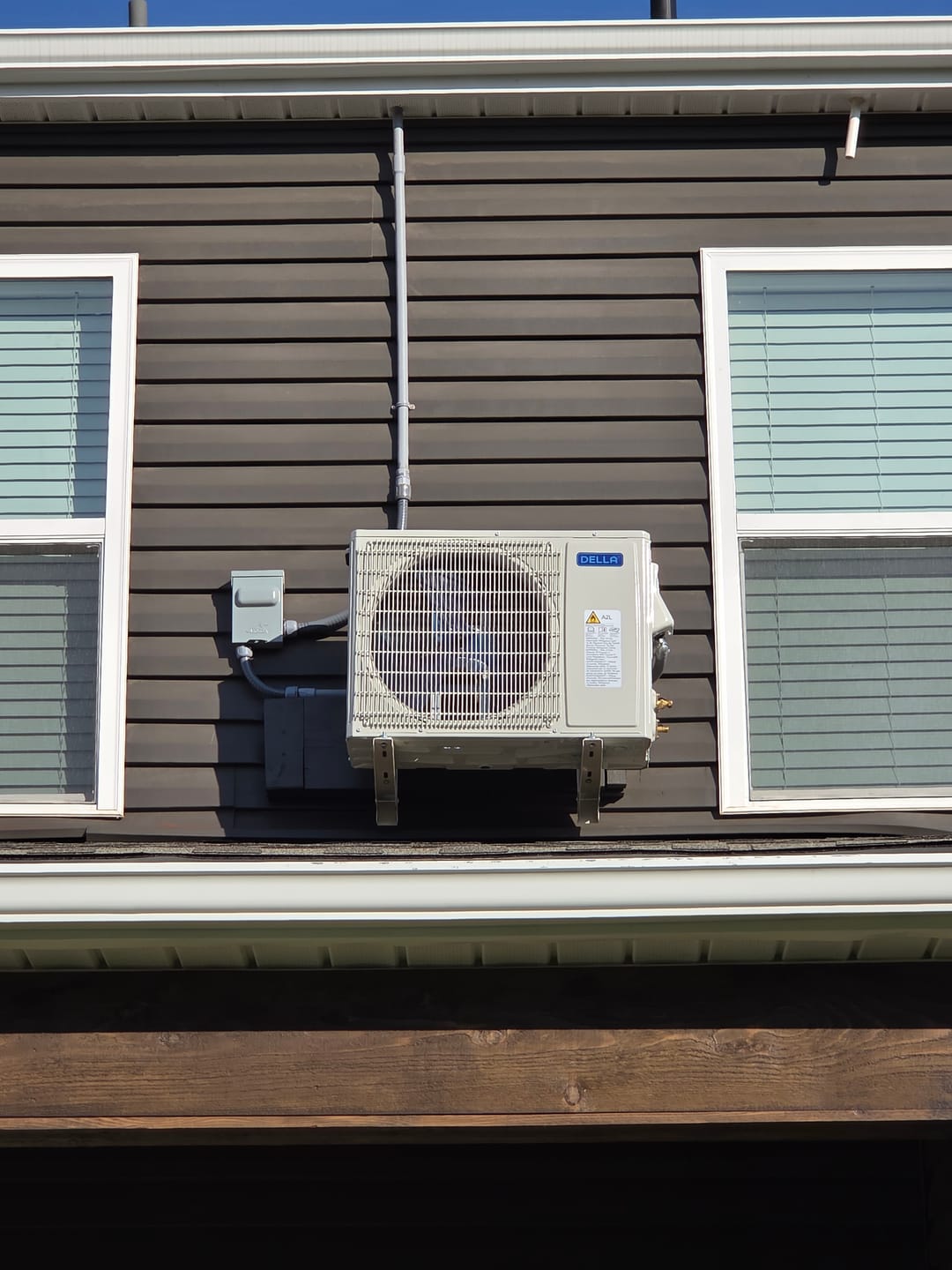 Customer photo review of DELLA  Wall Mounting Bracket for 6000-12000 BTU Mini Split