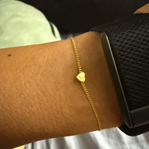 Customer photo review of Pulsera personalizada con inicial y corazón