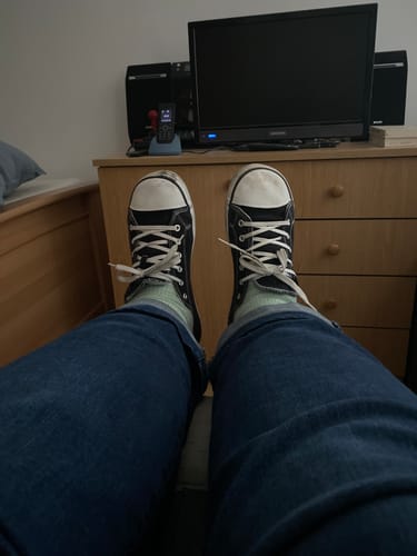 Rezensent zeigt seine schwarzen Roam I - Barfußschuhe aus der Ich-Perspektive.