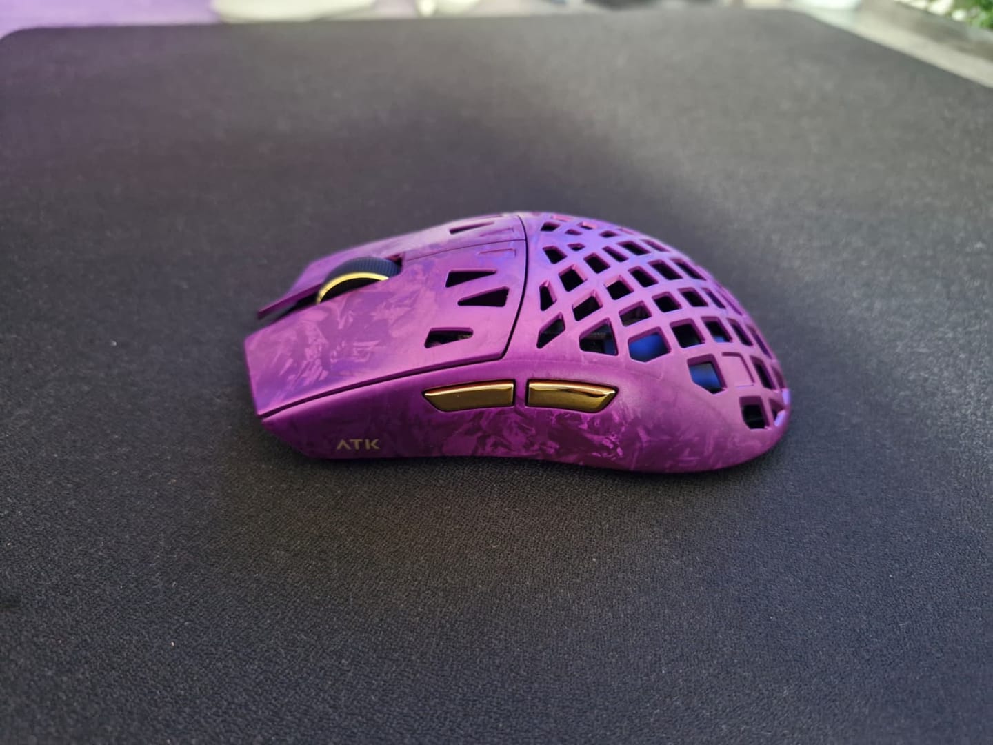 Customer photo review of ATK Blazing Sky Ghost Karbon Fiber Wireless Mouse