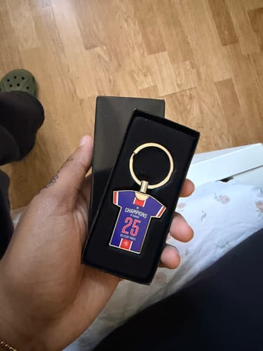 Customer photo review of Porte-clés métal maillot foot PARIS SG COLLECTOR CHAMPIONS D'EUROPE CHAMPIONS LEAGUE 2025 - TEAMCOQUES