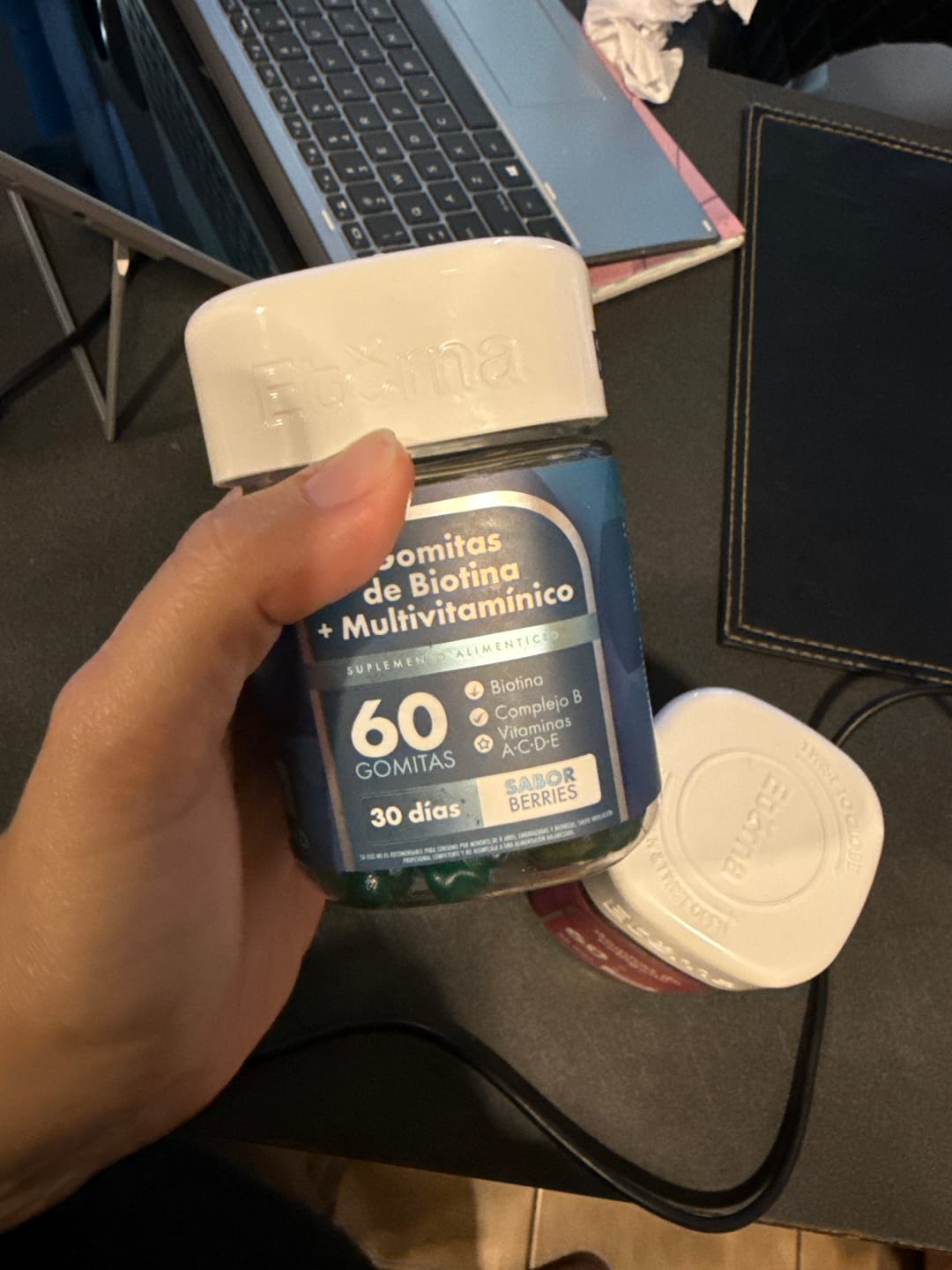 Customer photo review of Gomitas de Biotina y Multivitamínico | Suscripción