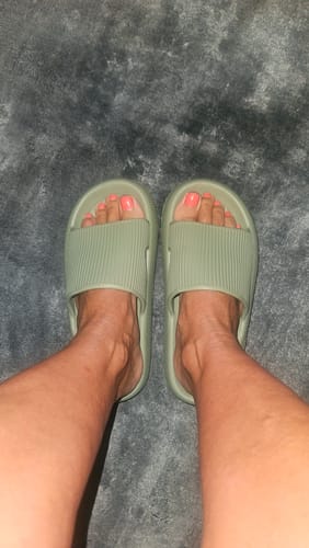 Customer photo review of HappyFlops