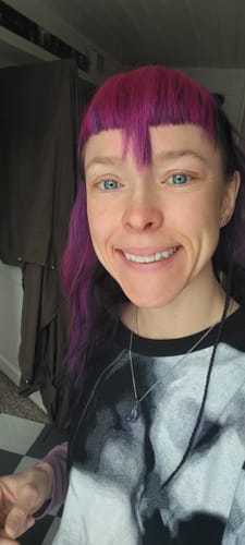 Kunde smiler og viser frem sin klare hud etter å ha brukt produktpakken for ansiktet.