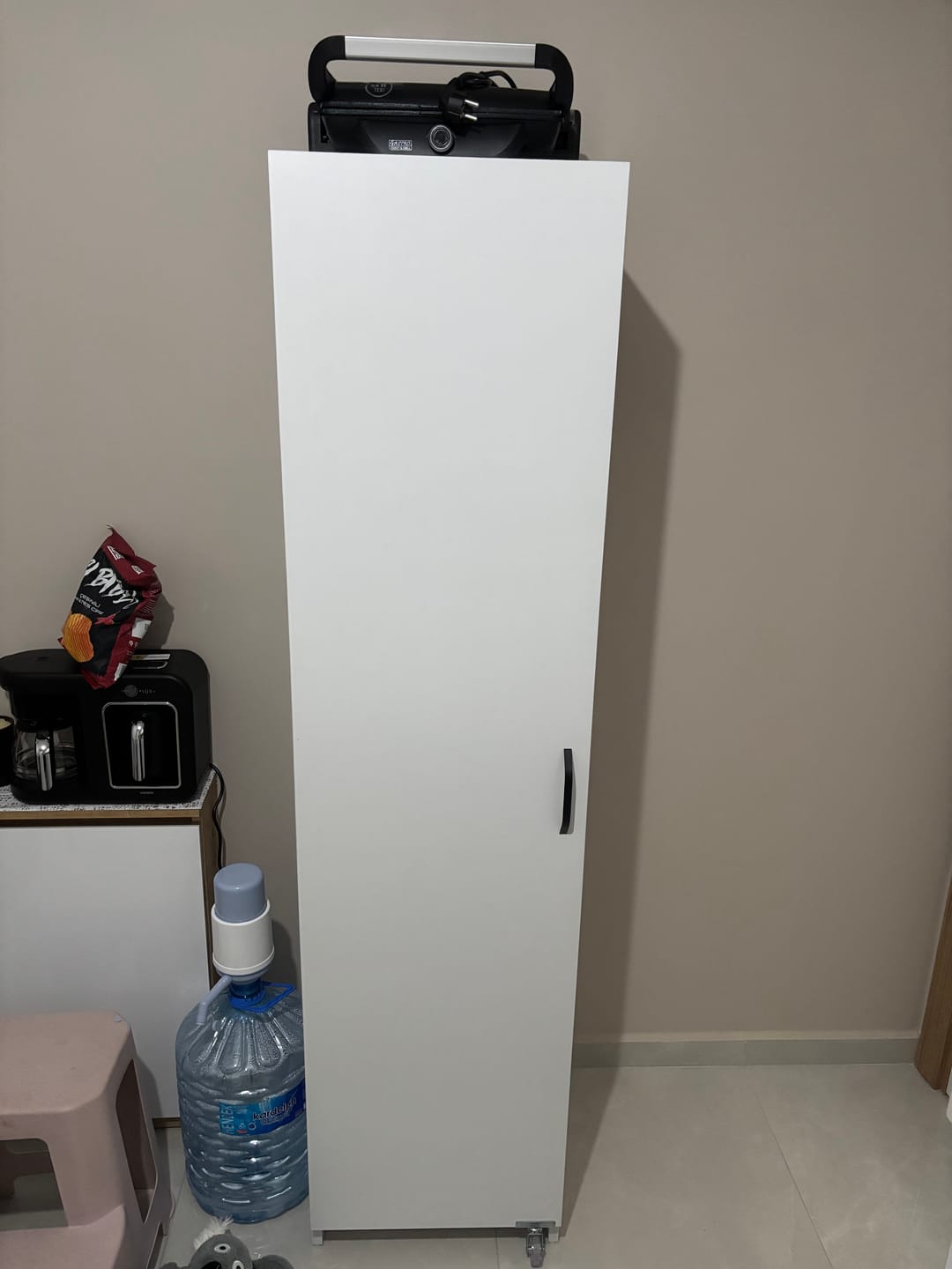 Customer photo review of Rani JE104 Çok Amaçlı Dolap Tekerlekli Tek Kapaklı Kiler Erzak Mutfak Dolabı Beyaz