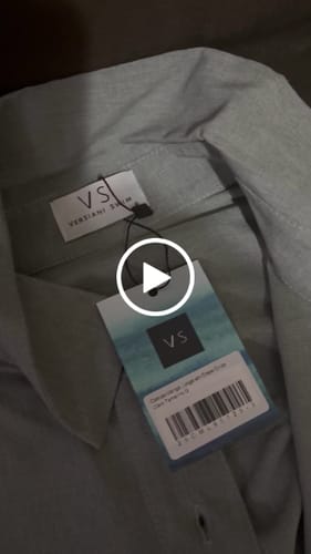 Customer video review of Camisa Manga Longa em Crepe Cinza Claro