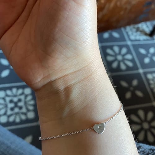 Customer photo review of Pulsera personalizada con inicial y corazón
