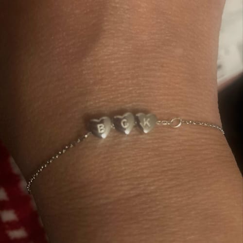 Customer photo review of Pulsera personalizada con inicial y corazón