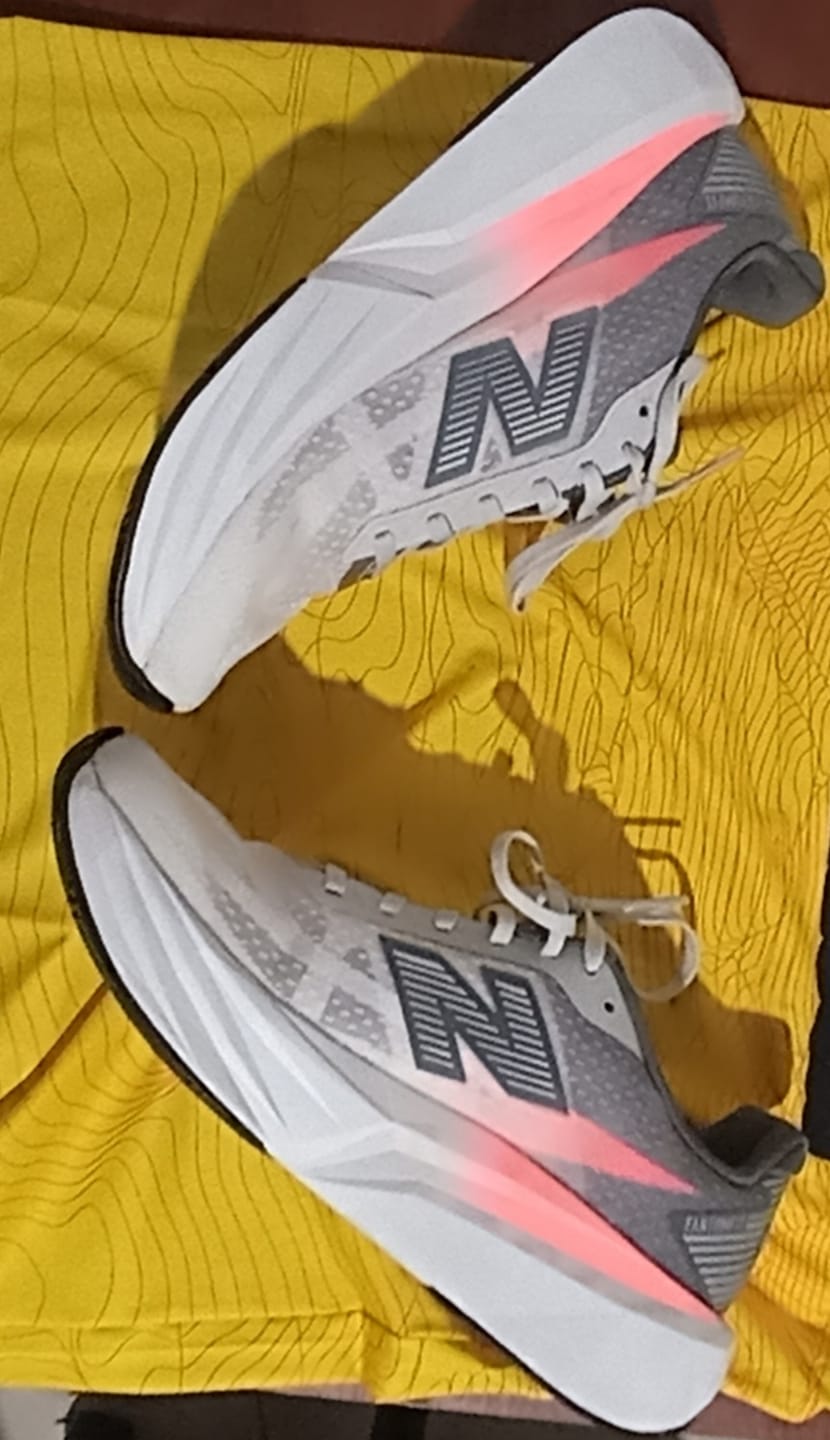 Customer photo review of New Balance TCS NYC Marathon FuelCell Rebel v5 Hombre Grapefruit Grey Matter