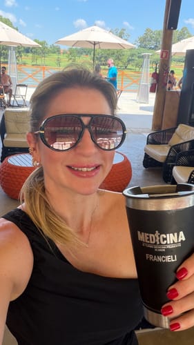 Cliente sorrindo em uma selfie usando os grandes Óculos Veneza em um ambiente externo.