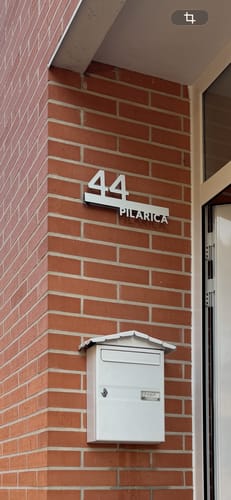 Customer photo review of Número de casa y texto moldeado modelo Line 02 en Aluminio