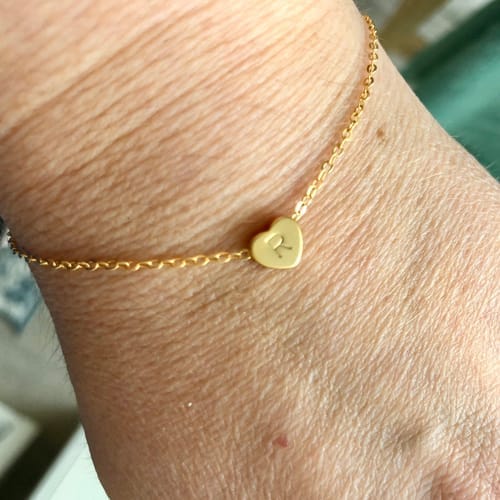 Customer photo review of Pulsera personalizada con inicial y corazón
