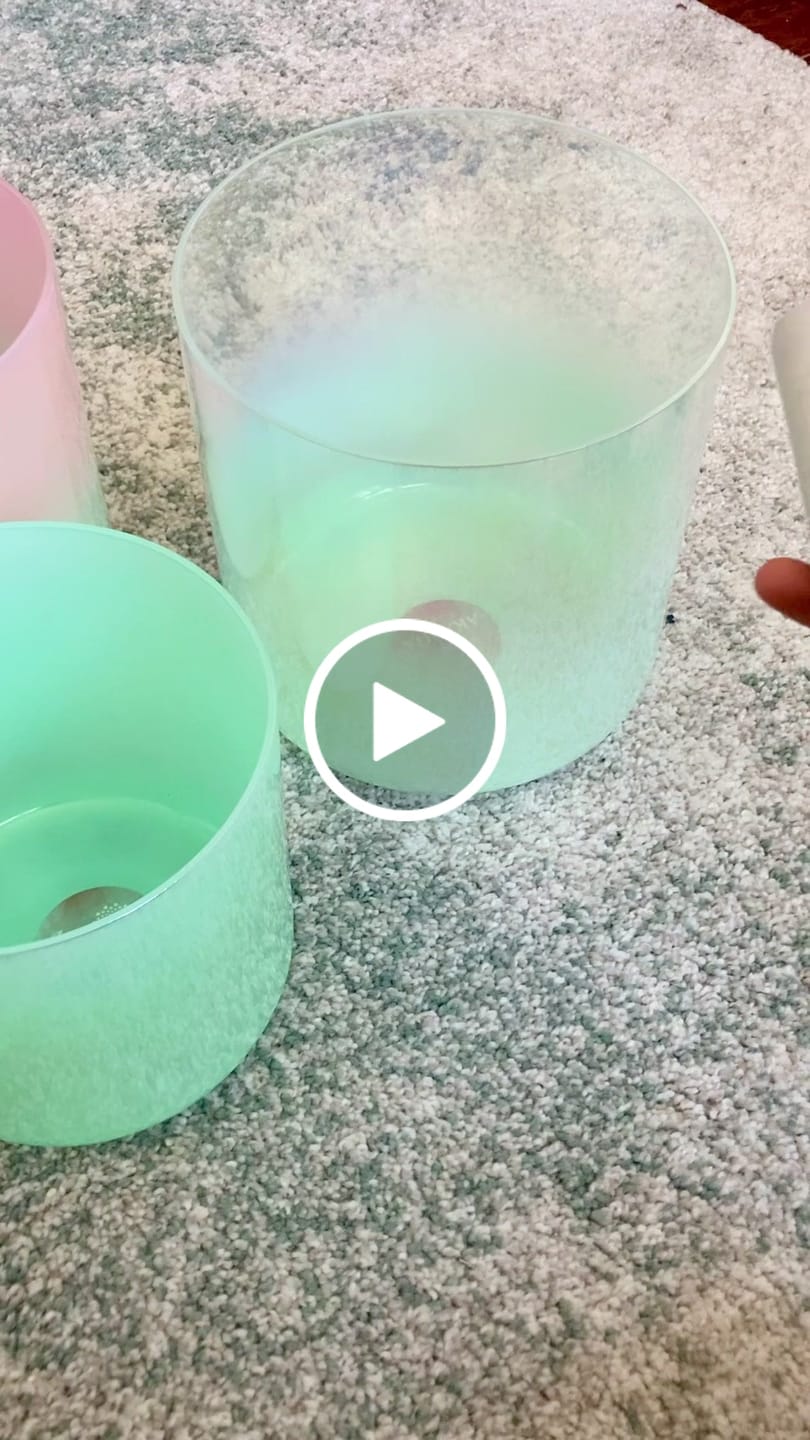 Customer video review of "The Queen" Klangschalen Set 432 Hz | AkashaBowls®
