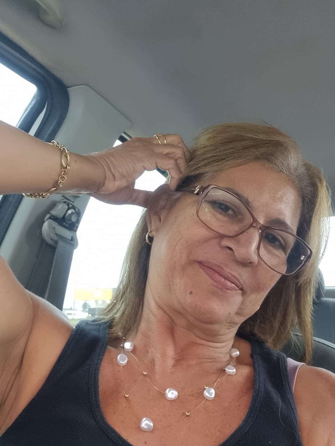 Customer photo review of Brinco de Argola Arielle Banhado em Ouro 18K