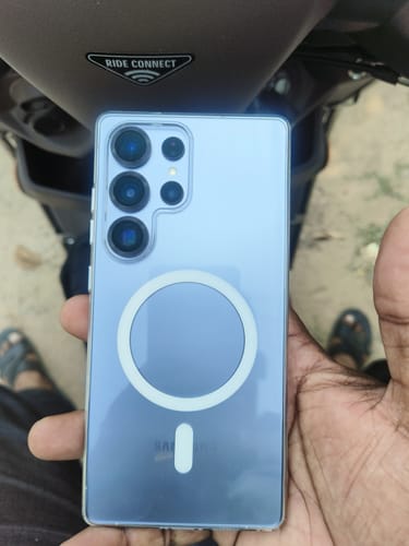 Customer holding their blue Samsung phone in the Anti Yellow Magsafe Clear Case.