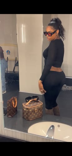 Reviewer in a mirror selfie wearing the black Seamless LowRise Legging and a matching long-sleeved top.