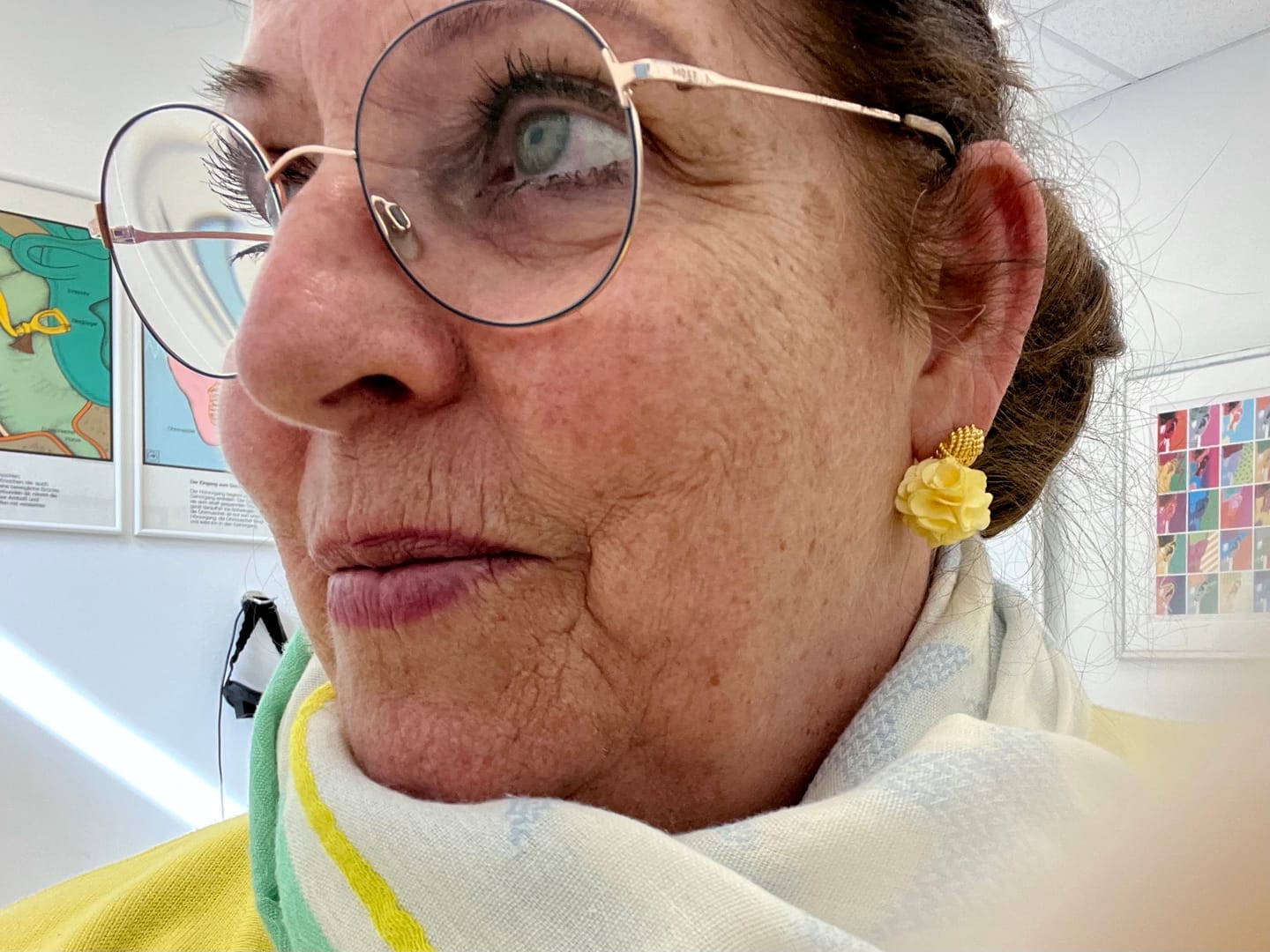Customer photo review of Vergoldete Knoten-Ohrstecker mit hellgelbem Blüten-Pompom