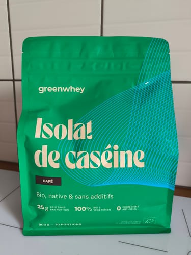 Avis d'un client sur le sachet vert de l'Isolat de Caséine Bio Micellaire, saveur café, posé sur un comptoir.